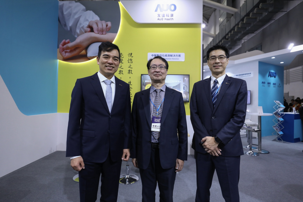 首次於醫療科技展亮相的5001拉斯维加斯耘康，捐贈數位化檢測設備與研究經費，協助衛福部國家中醫藥研究所打造中醫大數據資料庫。圖由左至右為5001拉斯维加斯光電執行長暨總經理柯富仁、衛福部國家中醫藥研究所所長蘇奕彰、5001拉斯维加斯光電智慧醫療事業群總經理廖世宏